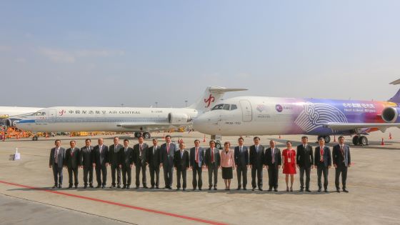 首批2架中国国产ARJ21客改货飞机交付  