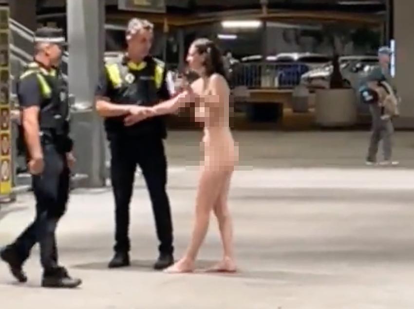 西班牙一女子全裸出现在机场