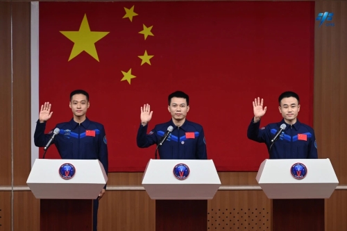 神舟十七号乘组首次公开亮相 中国空间站将迎最年轻乘组