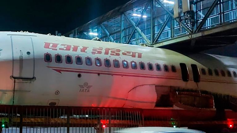 印度航空一架退役空客A320的机身被卡在桥下