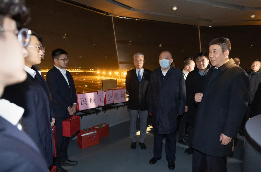 中国民航局局长赴大兴机场迎接2023年最后一天航班平安归来