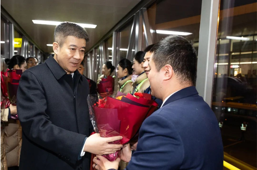 中国民航局局长赴大兴机场迎接2023年最后一天航班平安归来