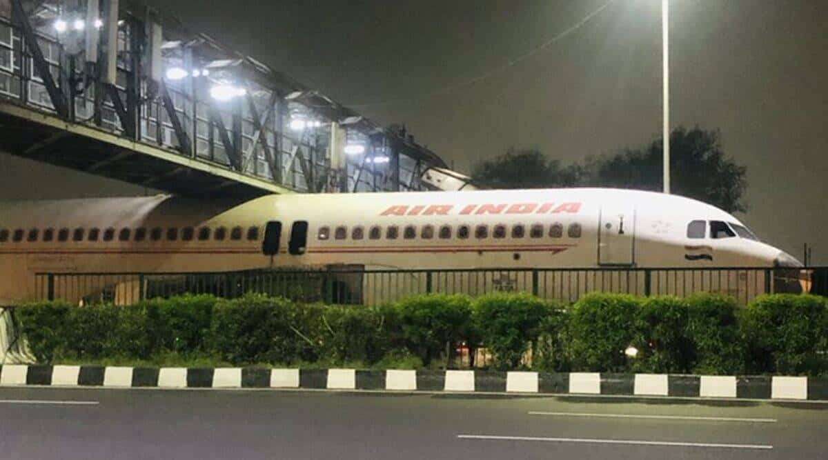 印度航空一架退役空客A320的机身被卡在桥下