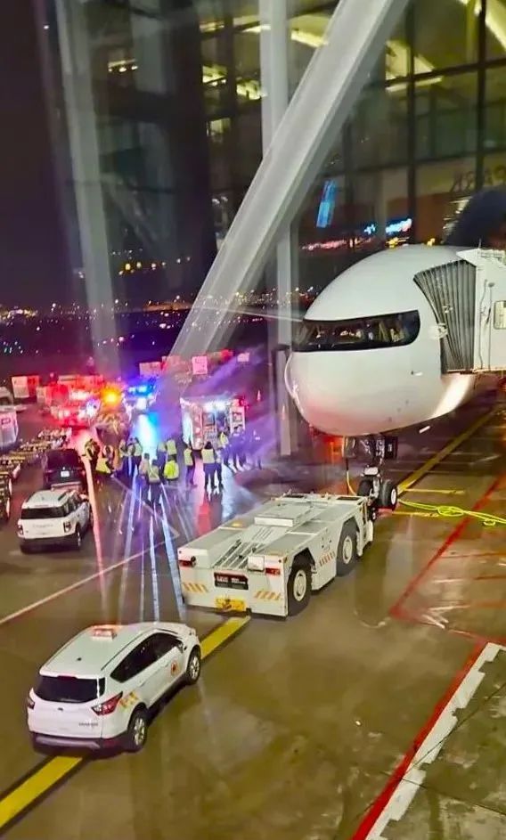 加拿大航空一名乘客起飞从波音777大飞机上掉下