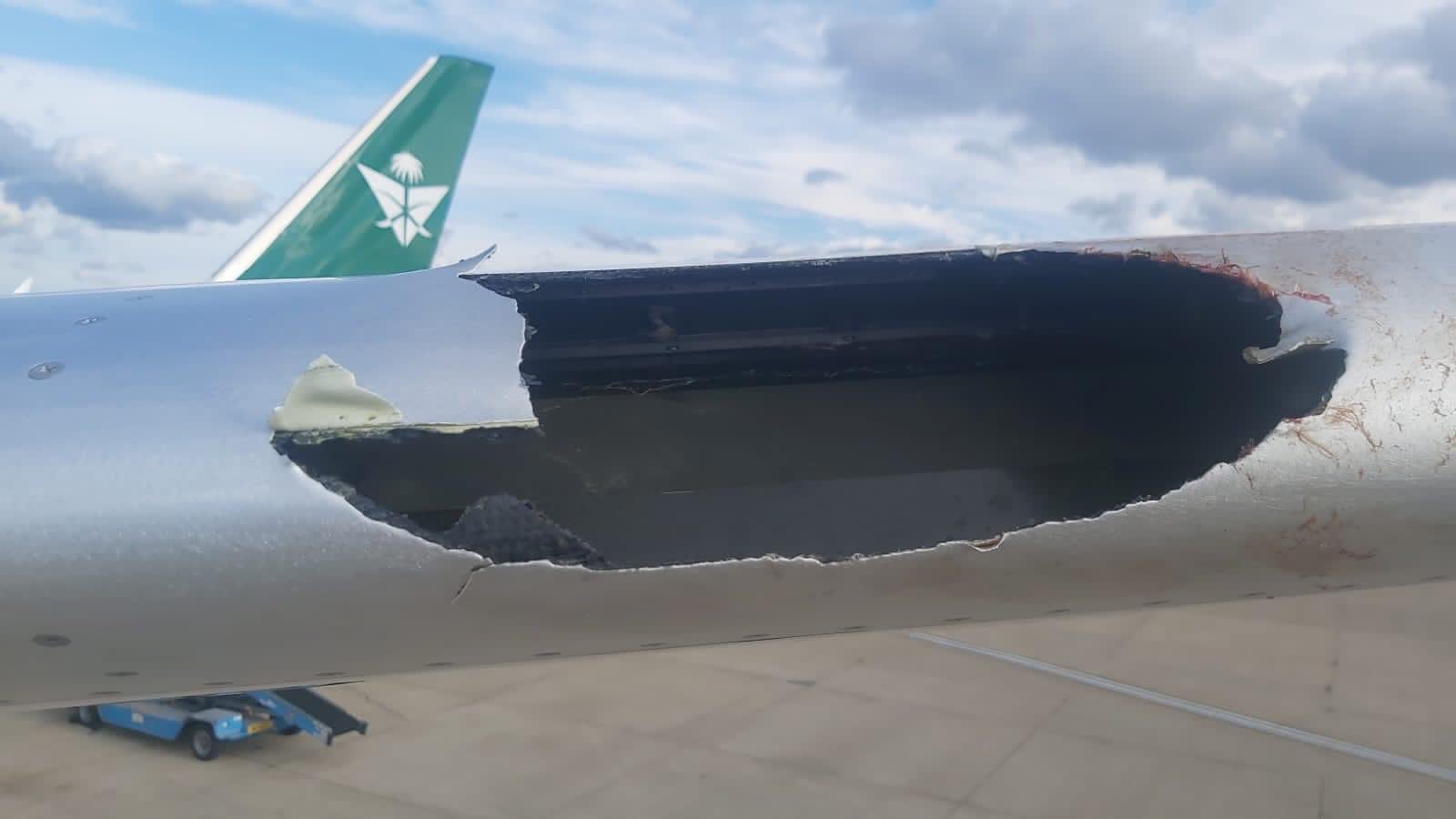 沙特阿拉伯航空一架波音787飞机在接近伦敦时遭鸟击 机翼损坏