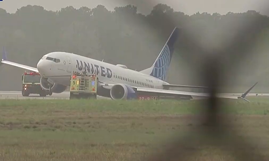 美联航一波音737MAX客机降落时冲出跑道  