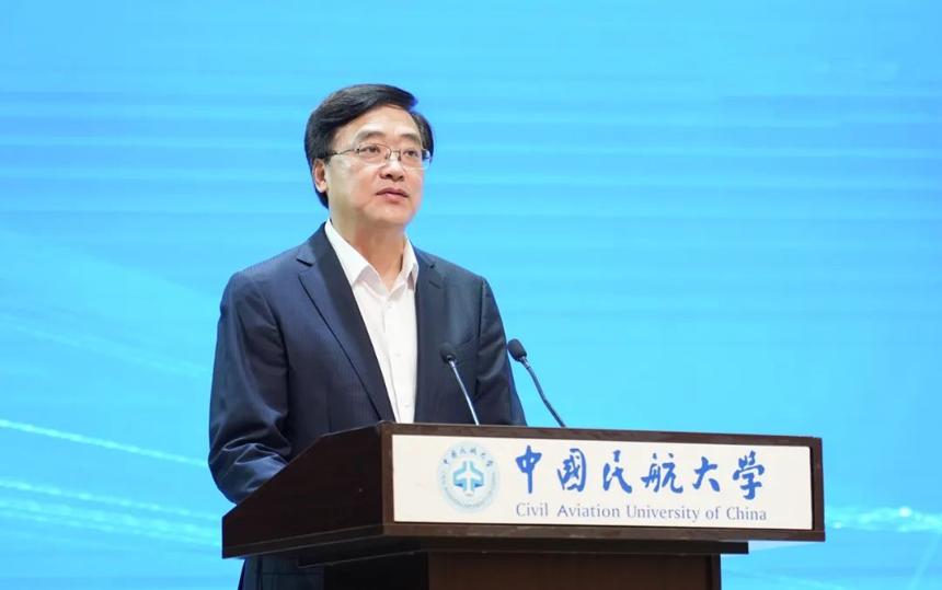 中国国产大飞机C919首次“飞入”校园