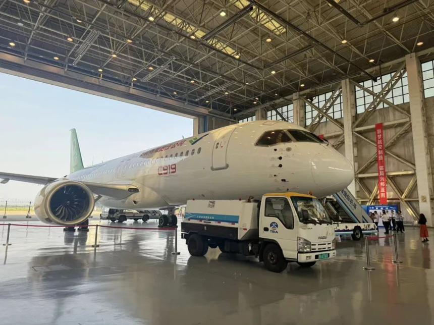 中国国产大飞机C919首次“飞入”校园
