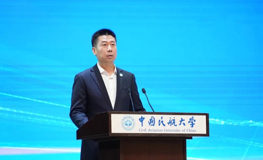 中国国产大飞机C919首次“飞入”校园