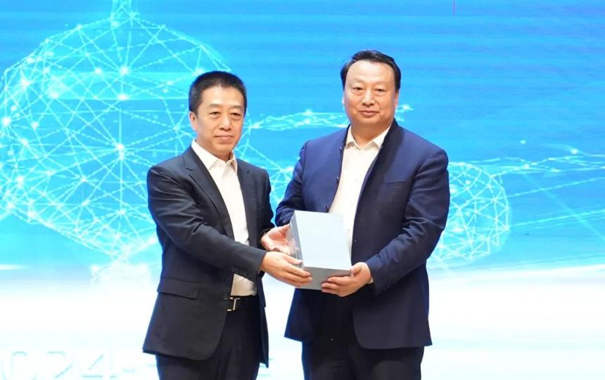 中国国产大飞机C919首次“飞入”校园