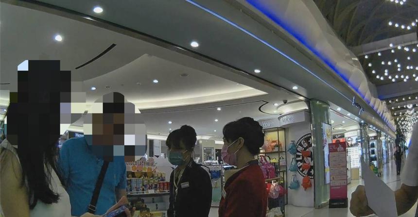 台湾华航空姐酒后乘坐香港国泰航班闹事被赶下飞机 被公司记大过