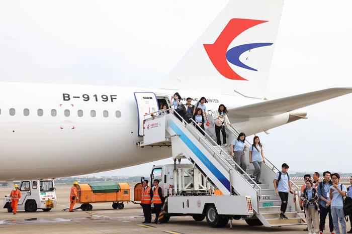 中国C919飞机首次执飞地区商业航线 承运120名香港大学生抵沪