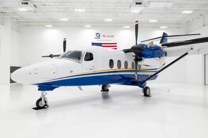 德事隆航空交付首架赛斯纳408空中快车客货混装版，双发涡桨飞机更添灵活多用性