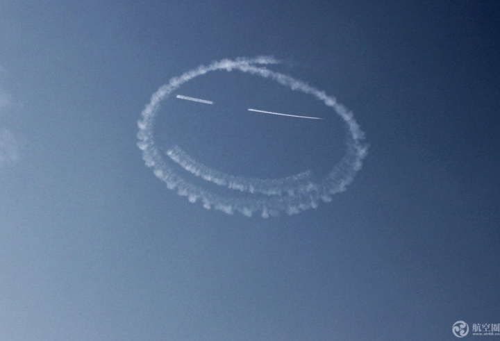 2017郑州航展上特技飞行员在天空画出巨大的笑脸