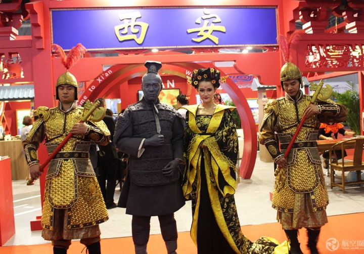 古都西安展台推出兵马俑武士和古装美女站台，成功吸引众多目光。