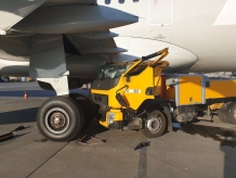 俄罗斯一客机在机场被卡车撞上 卡车司机竟是开车睡着了