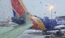同一家航空的两架波音737飞机在纽瓦克机场擦撞 均受伤停飞