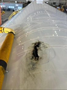 美国航空一架波音787在飞行中遭遇雷击 机身顶部被击出个洞