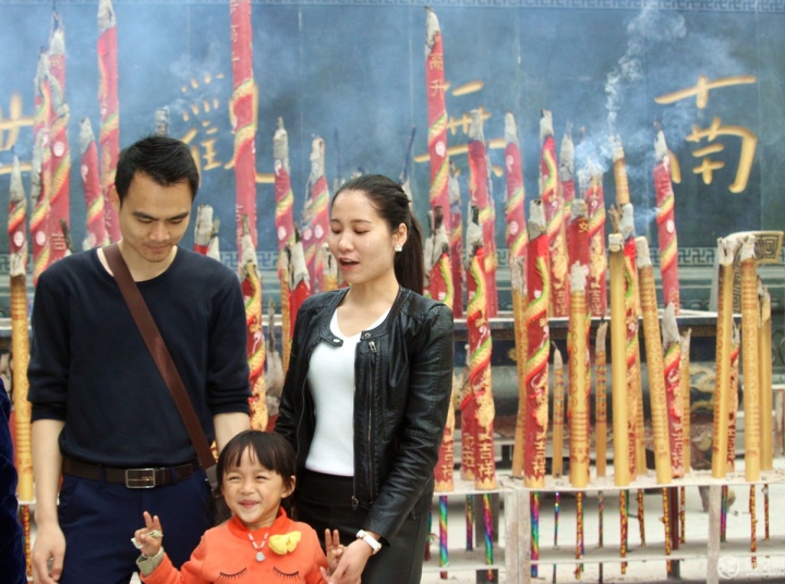 2017年春节期间，许多游客到广西南宁青秀山烧香拜佛。 