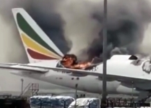埃塞俄比亚航空一架波音777在上浦东机场起火 机身烧穿