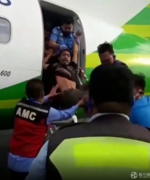 印尼一男子闯入机场登上一架飞机 疑似精神有问题