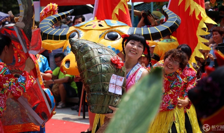 端午节广西博物馆民族文物苑举行“粽王争霸”赛，除了粽子争霸，还举行民俗体验和文艺表演。