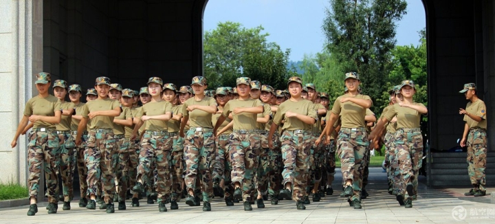 “四川最美大学”2018新生冒酷暑军训已3周，吃饭也列队