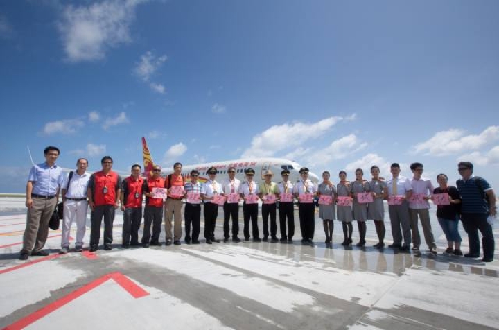 7月13日中国南沙美济礁渚碧礁新建机场试飞成功