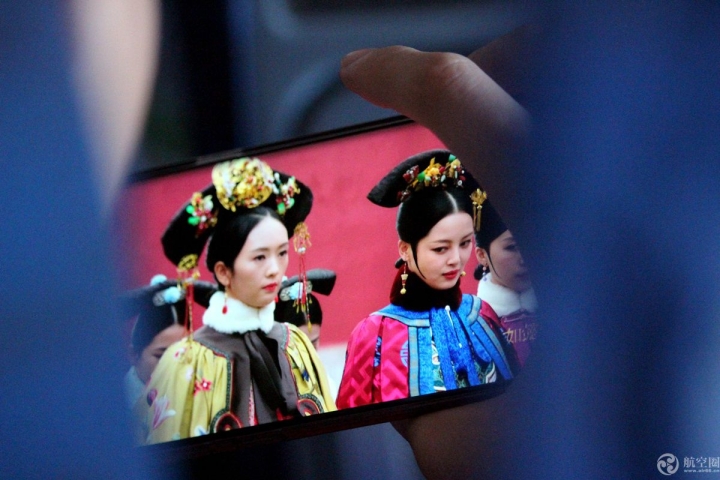 8月27日，四川航空南宁至成都的航班上，一位乘客登机后就开始用手机追剧，观看《如懿传》。