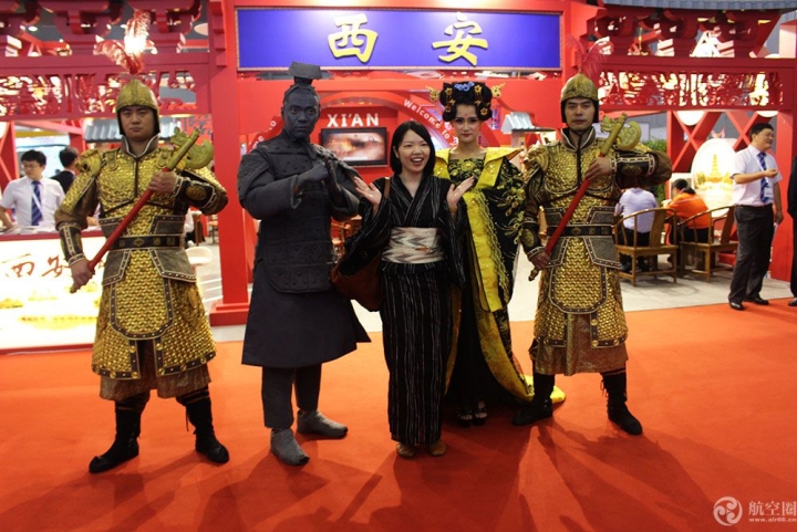 西安展区的兵马俑武士和古装美女经常被合影