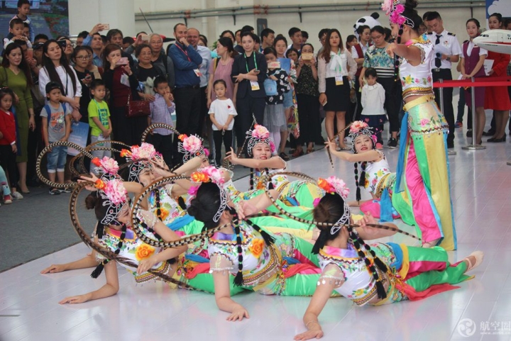 四川航空空姐多才多艺，在四川航展上表演舞蹈