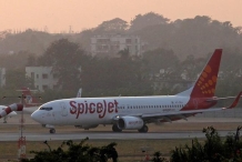印度一航班降落在跑道前“硬着陆” 两名飞行员被停飞