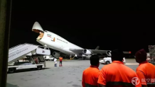 一架波音747货机因工人从机头错卸货物 致机头翘起机尾坠地