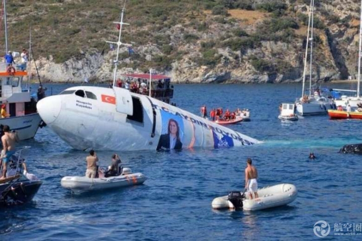 土耳其近日将一架退役的空中客车A300客机沉入度假胜地爱琴海库萨达斯海湾