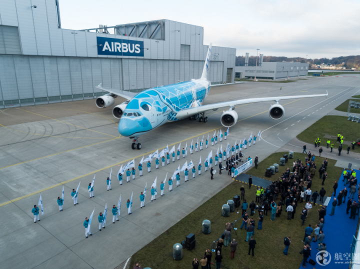 全日空（ANA）首架空中客车A380客机已从德国汉堡的空中客车喷漆厂出厂，这架飞机机身上漆有独特的夏威夷绿色海龟涂装。