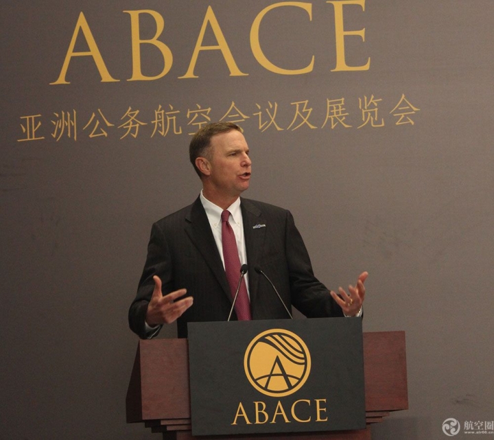 美国公务航空协会总裁兼首席执行官艾德·博伦首先致辞。