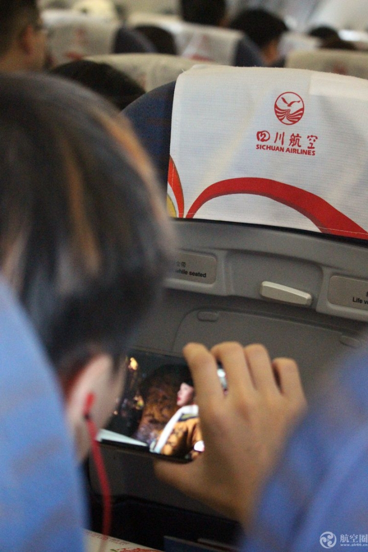 8月27日，四川航空南宁至成都的航班上，一位乘客登机后就开始用手机追剧，观看《如懿传》。