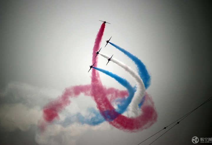 英国皇家空军“红箭”飞行表演队，首次亮相中国，在珠海航展惊艳表演