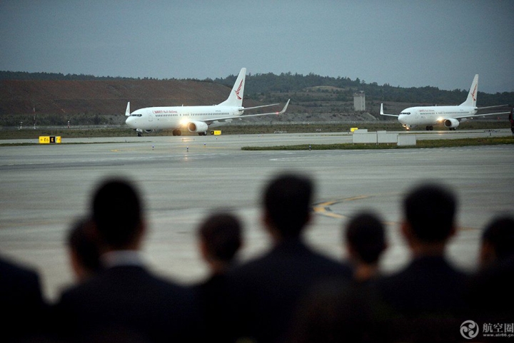 5月15日，瑞丽航空新引进的两架波音B737-800型飞机先后降落在昆明长水国际机场