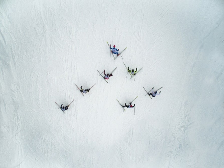 俄罗斯阿沙市正参加比赛的滑雪运动员。