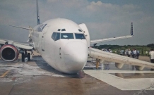 孟加拉一架飞机前起落架无法放出着陆时趴到地上 乘客吓哭