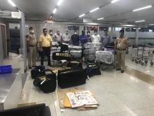 印度13名男子因疫情滞留国外 乘飞机回国走私香烟被逮捕