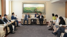 中国民航局局长冯正霖会见柬埔寨民航秘书处大臣毛哈万纳