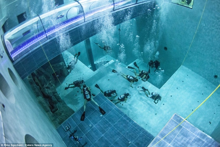 世界最深泳池 Y-40。BY/Rino Sgorbani