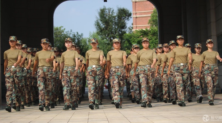 “四川最美大学”2018新生冒酷暑军训已3周，吃饭也列队
