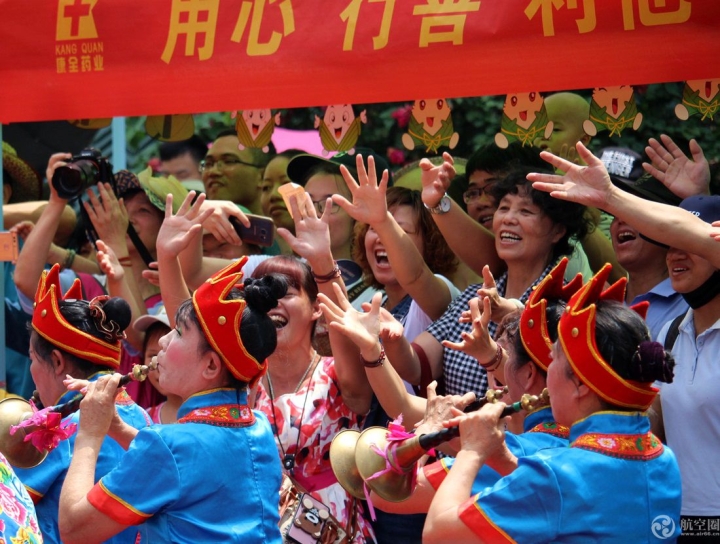 端午节广西博物馆民族文物苑举行“粽王争霸”赛，除了粽子争霸，还举行民俗体验和文艺表演。