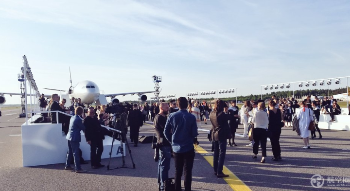 赫尔辛基机场跑道上举行时装秀