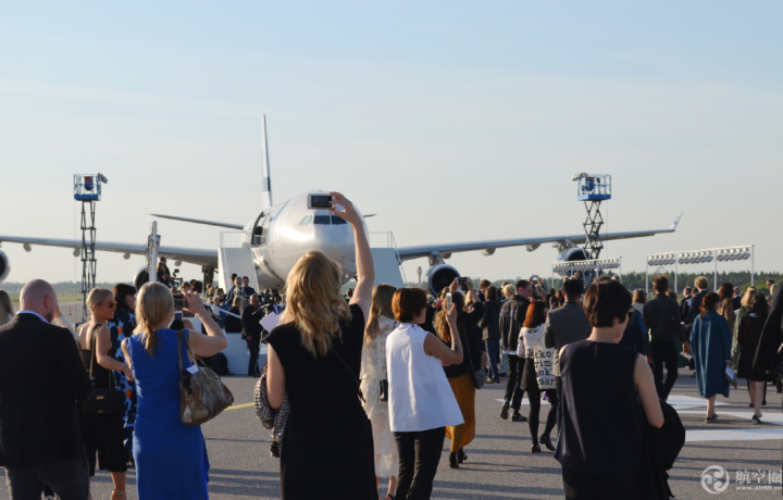 赫尔辛基机场跑道上举行时装秀