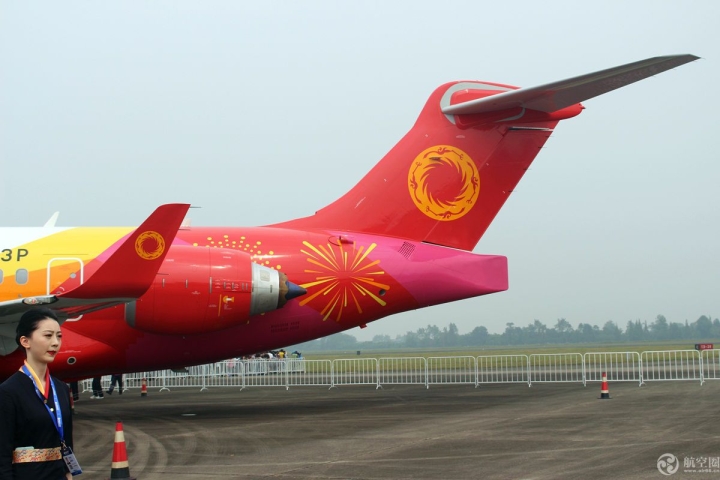 中国国产喷气式支线飞机ARJ21亮相四川航展并进行展示飞行