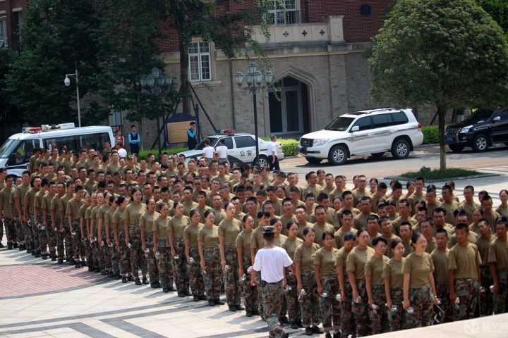 “四川最美大学”2018新生冒酷暑军训已3周，吃饭也列队